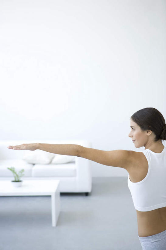 西方人,一个人,站,举,竖图,室内,白天,侧面,锻炼,运动,沙发,欧洲,欧洲人,仅一个年轻女性,仅一个女性,仅一个人,伸展,服装,背心,注视,休闲装,衣服,观察,看,托,站着,休闲,休闲服,服饰,观看,察看,关注,热身,布艺沙发,体育,年轻女性,女人,女性,白种人,举起,举手,举着,向上举,向上伸,向上托,站立,半身,彩图,健身