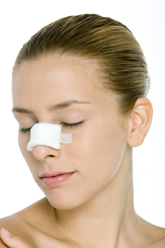 西方人,一个人,站,闭眼,竖图,室内,白天,白色背景,正面,美容,欧洲,欧洲人,仅一个年轻女性,仅一个女性,仅一个人,护肤,纱布,站着,保养,享受,休闲,放松,保健,摄影,影棚,养颜,年轻女性,女人,女性,白种人,绷带,闭眼睛,闭着眼,闭着眼睛,站立,半身,彩图,影棚拍摄,拍摄