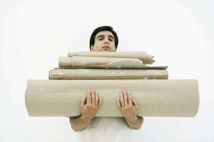 西方人,一个人,站,捧,横图,室内,白天,白色背景,正面,欧洲,欧洲人,仅一个男性,仅一个人,一堆,许多,堆叠,堆积,服装,纸张,注视,休闲装,仅一个年轻男性,衣服,观察,看,站着,休闲,休闲服,摄影,服饰,影棚,观看,堆,察看,关注,瓦楞纸,男人,男性,年轻男性,白种人,端,端着,捧着,手捧,站立,半身,彩图,影棚拍摄,拍摄