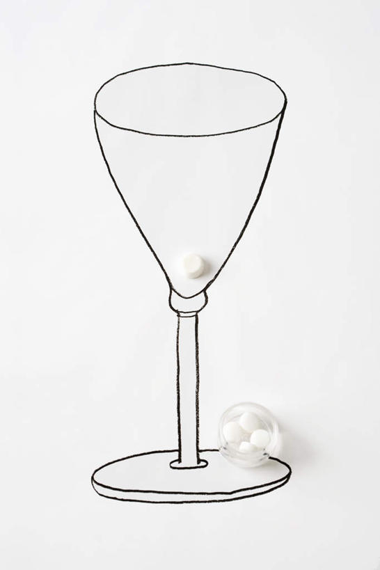 无人,竖图,俯视,插画,室内,特写,白天,数码,科技,杯子,药,阴影,网络,高脚杯,药丸,圆,红酒杯,高光,几何,计算机图形,合成,图画,玻璃制品,画,一个,酒杯,圆球,单个,电脑合成图,数码合成图,简单,漫画,写实,具体,具象,玻璃杯,彩图,高角度拍摄