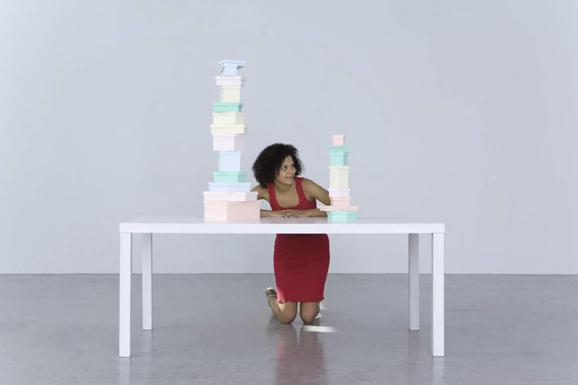 西方人,一个人,办公室,蹲,横图,室内,白天,白色背景,正面,家具,桌子,礼盒,礼物,欧洲,欧洲人,仅一个年轻女性,仅一个女性,仅一个人,许多,阴影,服装,反射,影子,纸盒,办公桌,休闲装,盒子,衣服,包装盒,礼品盒,休闲,休闲服,望,摄影,服饰,礼品,影棚,办公家具,年轻女性,女人,女性,白种人,蹲着,彩图,全身,影棚拍摄,拍摄