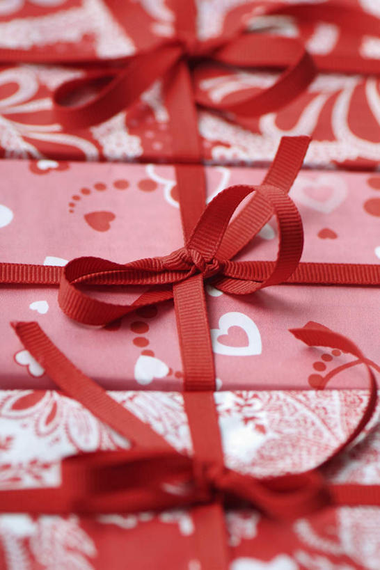 无人,竖图,俯视,室内,特写,白天,爱情,桌面,桌子,静物,礼盒,礼物,圣诞节,一排,花纹,节日,爱心,庆祝,整齐,图案,纸盒,浪漫,文化,盒子,排列,三个,红色,包装盒,蝴蝶结,绳子,礼品盒,庆典,温暖,温馨,心形,恩爱,摄影,红线,礼品,影棚,纪念,捆绑,和睦,队列,心型,彩图,高角度拍摄,影棚拍摄,拍摄,融洽