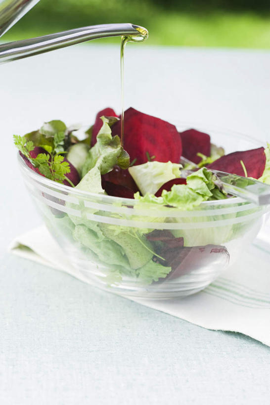 无人,竖图,俯视,室内,特写,白天,草地,草坪,水,植物,桌面,桌子,蔬菜,水果,玻璃,朦胧,模糊,新鲜,液体,勺子,水滴,莴苣,莴笋,蔬菜沙拉,沙拉,食品,甜菜,色拉,水管,沙律,玻璃碗,草,食物,绿色,调羹,汤匙,碗,放,有机食品,绿色食品,色拉酱,千岛酱,香笋,一碗,彩图,高角度拍摄