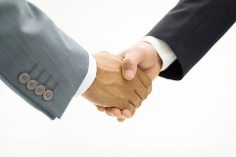 西方人,手,两个人,伙伴,朋友,商务人士,商务男性,握手,摸,横图,室内,特写,白天,白色背景,正面,衬衫,友谊,合作,团队,欧洲,欧洲人,双手,抚摸,套装,纽扣,手部,战略,摄影,影棚,钮扣,商务装,工薪阶层,联合,合谋,四粒,配合,协作,男人,男性,年轻男性,白种人,白领,上班族,搀手,触摸,接触,拉手,手拉手,手握手,半身,彩图,影棚拍摄,衬衣,拍摄