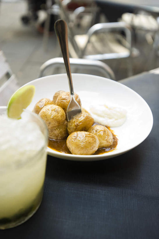 无人,竖图,俯视,室内,特写,白天,餐桌,桌子,柑橘,土豆,杯子,餐具,椅子,许多,阴影,光线,碟子,盘,影子,橙汁,一杯,蘸料,一个,阳光,盘子,水杯,碟,单个,餐台,馍馍蛋,茶杯,橘子,桔子,橙子,橙,洋芋,山药蛋,马铃薯,彩图,高角度拍摄