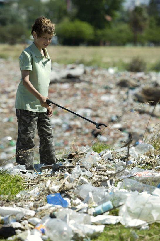 西方人,儿童,头发,一个人,站,竖图,室外,白天,侧面,纯洁,植物,欧洲,欧洲人,仅一个男性,仅一个人,许多,握,枯萎,棒子,枯草,垃圾,拿,拿着,休闲装,草,树,树木,小孩,黄色,绿色,自然,低头,站着,仅一个小孩,休闲,休闲服,可爱,童年,童趣,握着,生长,成长,垃圾场,污染,挑选,捡,童真,烂漫,无邪,天真,男孩,男人,男性,白种人,孩子,站立,彩图,全身,男生