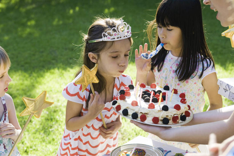 点心,西方人,儿童,四个人,母亲,女儿,伙伴,朋友,站,捧,横图,俯视,室内,白天,下午茶,友谊,纯洁,草地,草坪,植物,皇冠,蜡烛,欧洲,欧洲人,握,阴影,光线,火焰,影子,烛光,食品,燃烧,拿,拿着,注视,草,食物,糕点,小孩,绿色,阳光,生日蛋糕,吹,点燃,观察,看,站着,母女,可爱,母爱,童年,童趣,握着,许愿,观看,权威,察看,高贵,关注,玩具吹卷,童真,烂漫,无邪,权力,统治,天真,友情,男孩,男人,男性,年轻女性,女孩,女人,女性,白种人,王冠,端,端着,捧着,手捧,站立,半身,彩图,高角度拍摄,蛋糕,男生,女生