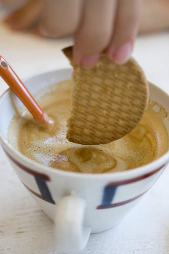 点心,咖啡,西方人,儿童,手,一个人,捏,竖图,俯视,室内,特写,白天,纯洁,桌面,桌子,杯子,欧洲,欧洲人,仅一个男性,仅一个人,握,瓷器,勺子,卡布奇诺,食品,甜点,甜品,咖啡杯,陶瓷制品,拿,捏着,拿着,食物,糕点,饮料,小孩,调羹,汤匙,饼干,甜食,仅一个小孩,手部,可爱,童年,童趣,握着,瓷杯,童真,烂漫,无邪,天真,男孩,男人,男性,白种人,孩子,半身,彩图,高角度拍摄,男生