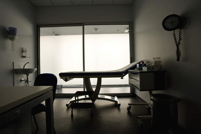 无人,医院,横图,室内,白天,正面,窗户,床,落地窗,桌子,椅子,水龙头,办公桌,墙,床单,被子,玻璃窗,架子,墙壁,墙面,脸盆,床头柜,纸巾,单人床,呼叫器,被单,医疗机构,彩图,病院,诊所