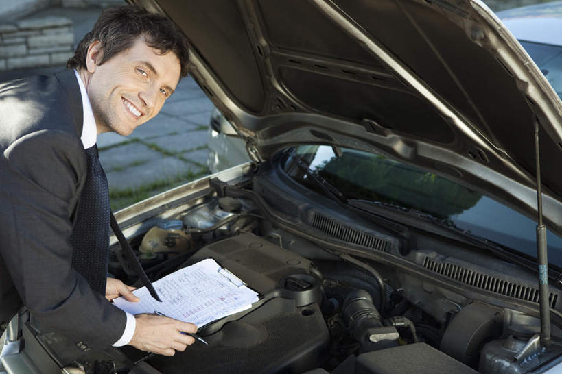 西方人,一个人,商务人士,商务男性,笑,微笑,露齿笑,横图,室外,白天,侧面,衬衫,道路,路,公路,汽车,欧洲,欧洲人,仅一个男性,仅一个人,握,套装,笔,材料,档案,文件,办公用品,交通,拿,拿着,注视,车,文具,仅一个年轻男性,后备箱,学习用品,资料,交通工具,轿车,观察,看,握着,观看,文具用品,察看,关注,文档,商务装,工薪阶层,男人,男性,年轻男性,白种人,白领,上班族,马路,半身,彩图,衬衣