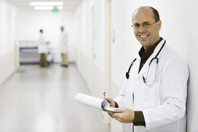 西方人,三个人,医生,医院,站,笑,微笑,露齿笑,横图,室内,白天,正面,照明,欧洲,欧洲人,握,朦胧,模糊,笔,材料,档案,文件,眼镜,墙,走廊,灯光,办公用品,拿,拿着,注视,顶灯,墙壁,墙面,灯,文具,听诊器,学习用品,资料,灯具,观察,看,靠,靠着,倚靠,站着,医护人员,医疗人员,握着,观看,文具用品,照亮,察看,医疗设备,倚着,白大褂,照明设备,关注,文档,急救床,近视眼镜,签字笔,医疗机构,男人,男性,中年男性,白种人,大夫,站立,半身,彩图,病院,诊所