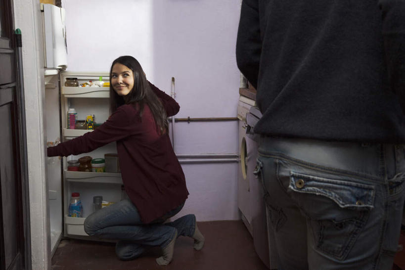 西方人,两个人,夫妻,站,跪,蹲,笑,微笑,横图,室内,白天,侧面,爱情,厨房,欧洲,欧洲人,握,罐子,冰箱,墙,饮品,浪漫,拿,拿着,注视,墙壁,墙面,玻璃制品,饮料,玻璃瓶,瓶子,看,站着,恩爱,搭,握着,恋人,观看,洗碗机,搭着,关注,男人,男性,年轻男性,年轻女性,女人,女性,白种人,情侣,蹲着,跪着,站立,半身,彩图,灶间,伴侣