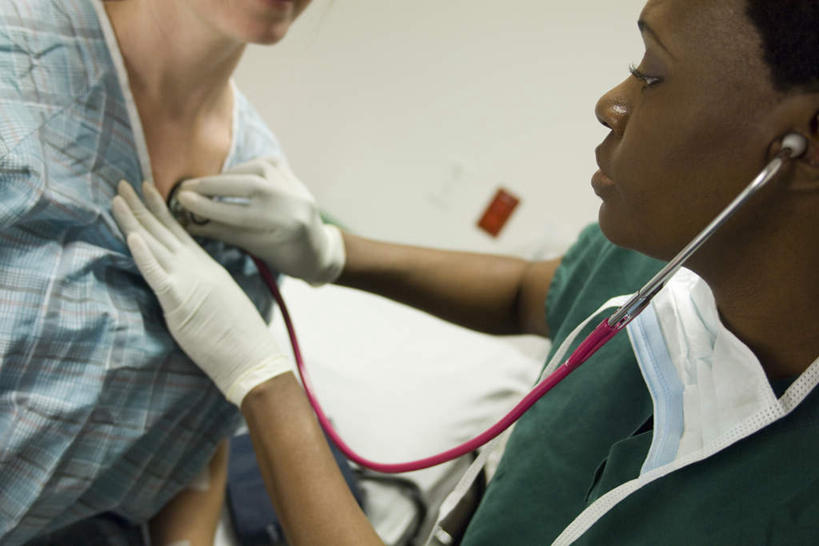 西方人,两个人,医生,病人,医院,坐,横图,室内,白天,侧面,床,欧洲,非洲,黑人,欧洲人,握,墙,床单,拿,拿着,注视,被子,墙壁,墙面,听诊器,看,医护人员,医疗人员,治疗,搭,握着,单人床,观看,医疗设备,诊断,被单,白大褂,搭着,关注,医疗机构,男人,男性,年轻男性,年轻女性,女人,女性,白种人,非洲人,大夫,患者,就医者,坐着,半身,彩图,病院,诊所