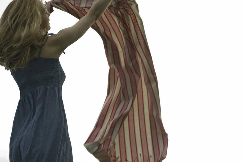 西方人,一个人,站,举,横图,室外,白天,裙子,聚会,欧洲,欧洲人,仅一个年轻女性,仅一个女性,仅一个人,连衣裙,野餐,背面,天空,天,托,站着,吊带裙,野炊,年轻女性,女人,女性,白种人,举起,举手,举着,向上举,向上伸,向上托,站立,半身,彩图