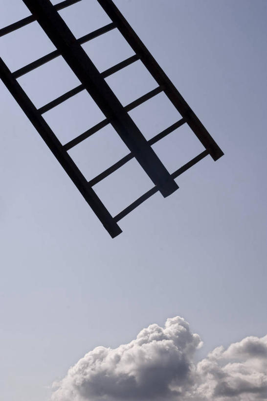 无人,竖图,室外,特写,白天,仰视,灌溉,风车,阴影,环保,光线,影子,云,云朵,云彩,镂空,蓝色,白云,蓝天,天空,阳光,天,能源,晴朗,回收,资源,浇灌,荷兰风车,利用,低碳,循环,磨坊,持续,晴空,彩图,低角度拍摄