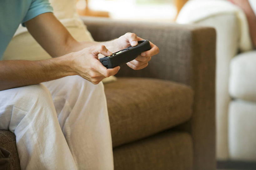 西方人,手,一个人,客厅,坐,横图,室内,白天,正面,游戏,沙发,欧洲,欧洲人,双手,仅一个男性,仅一个人,仅一个中年男性,握,阴影,服装,反射,影子,拿,玩,拿着,休闲装,娱乐,衣服,休闲,手部,休闲服,握着,服饰,游戏机,活动,手柄,控制,起居室,游戏手柄,发泄,消遣,智力,布艺沙发,宣泄,客堂,男人,男性,中年男性,白种人,玩耍,嬉戏,坐着,半身,彩图