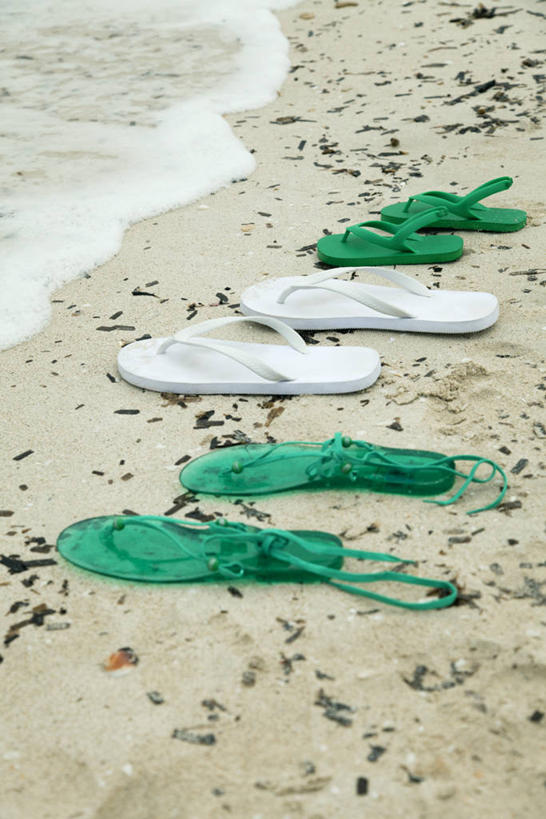 无人,竖图,俯视,室外,特写,白天,凉鞋,美景,沙滩,鞋子,三双,阴影,光线,沙子,影子,海岸,景观,沙地,绿色,白色,阳光,自然,景色,自然风光,海滩,彩图,高角度拍摄,夹趾拖鞋,人字拖,人字拖鞋