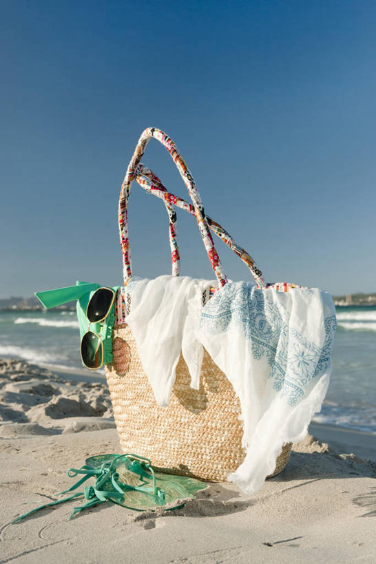 无人,竖图,室外,白天,正面,凉鞋,海浪,海洋,美景,沙滩,鞋子,西班牙,欧洲,阴影,光线,包,沙子,影子,海岸,景观,浪花,沙地,蓝色,蓝天,天空,阳光,自然,海水,天,景色,晴朗,单肩包,南欧,自然风光,海景,万里无云,马略卡岛,西班牙王国,巴利阿里群岛,马略卡,大海,风浪,海,海水的波动,海滩,近岸浪,涌浪,晴空,晴空万里,彩图,夹趾拖鞋,人字拖,人字拖鞋,草编包