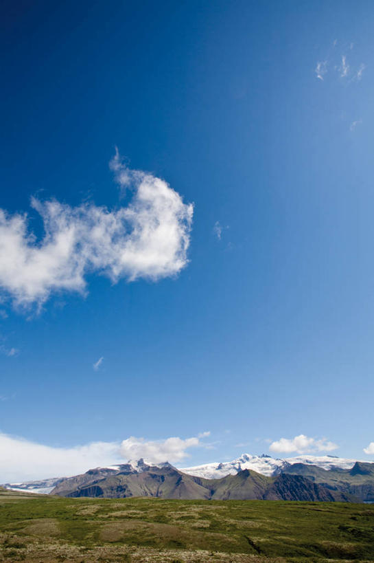 无人,公园,竖图,室外,白天,正面,旅游,度假,草地,草坪,美景,山,植物,欧洲,冰岛,阴影,光线,影子,景观,山峰,云,云朵,山峦,云彩,娱乐,草,蓝色,绿色,白云,蓝天,天空,阳光,自然,天,享受,休闲,景色,放松,晴朗,国家公园,自然风光,北欧,冰岛共和国,瓦特纳冰川国家公园,晴空,彩图