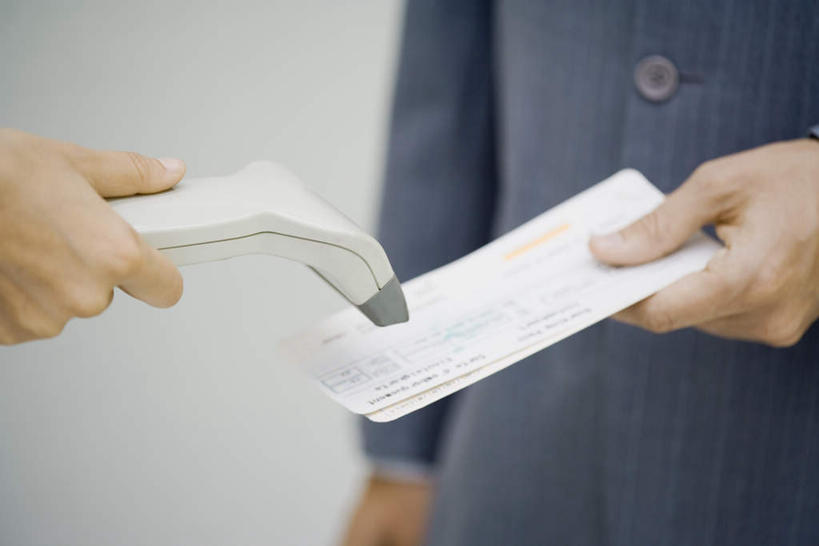 西方人,手,两个人,商务人士,商务男性,站,横图,室内,特写,白天,正面,衬衫,欧洲,欧洲人,一张,握,套装,朦胧,模糊,拿,验票,拿着,站着,手部,握着,一台,商务装,工薪阶层,验票机,男人,男性,年轻男性,年轻女性,女人,女性,白种人,白领,上班族,站立,半身,彩图,衬衣,机票