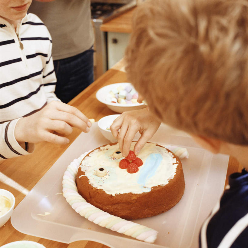 点心,西方人,儿童,头发,两个人,伙伴,朋友,餐厅,坐,吃,竖图,俯视,室内,特写,白天,下午茶,友谊,纯洁,餐桌,桌子,餐具,欧洲,欧洲人,一块,握,服装,碟子,盘,食品,拿,拿着,休闲装,相视,食物,糕点,小孩,衣服,黄色,盘子,碟,休闲,面对面,休闲服,可爱,童年,童趣,抬手,握着,服饰,餐台,对视,相对,童真,烂漫,无邪,相看,天真,友情,男孩,男人,男性,女孩,女人,女性,白种人,嚼,食,坐着,半身,彩图,高角度拍摄,餐馆,饭店,饭馆,蛋糕,男生,女生