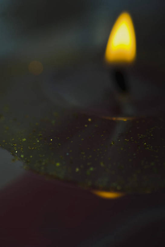无人,竖图,室内,特写,白天,正面,热情,静物,火,蜡烛,圣诞节,阴影,黑色背景,节日,朦胧,模糊,庆祝,反射,光线,火焰,影子,烛光,燃烧,文化,点燃,庆典,闪耀,摄影,影棚,纪念,闪烁,闪动,闪灼,彩图,影棚拍摄,拍摄