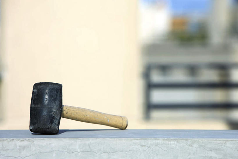 无人,高楼大厦,横图,室外,特写,白天,正面,植物,大厦,建筑,摩天大楼,一把,一根,一块,阴影,朦胧,模糊,光线,金属,棒子,锤子,工具,影子,墙,墙壁,墙面,树,树木,蓝色,绿色,黑色,蓝天,天空,阳光,自然,天,生长,成长,铁块,彩图,大楼,高层建筑,高楼,摩天楼