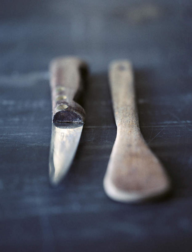 无人,竖图,俯视,室内,特写,白天,餐桌,桌子,一把,黑色背景,朦胧,模糊,木制,勺子,刀具,一个,调羹,汤匙,摄影,影棚,单个,餐台,彩图,高角度拍摄,影棚拍摄,拍摄