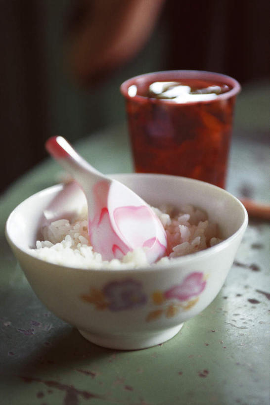 米饭,无人,竖图,俯视,室内,特写,白天,餐桌,筷子,桌子,杯子,餐具,一双,阴影,朦胧,模糊,光线,影子,勺子,饭,一个,一只,红色,阳光,水杯,调羹,汤匙,碗,单个,餐台,五谷,一碗,茶杯,进餐用具,烹调用具,彩图,高角度拍摄