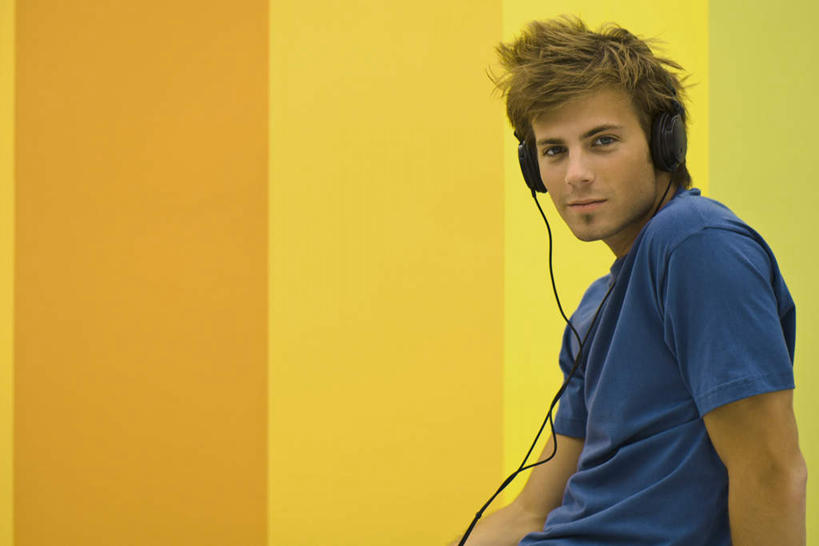 西方人,一个人,站,笑,微笑,横图,室内,白天,正面,快乐,满意,幸福,欧洲,欧洲人,仅一个男性,仅一个人,服装,墙,音响,音乐,注视,休闲装,娱乐,墙壁,墙面,仅一个年轻男性,衣服,耳机,观察,看,站着,享受,休闲,休闲服,放松,服饰,观看,多彩,察看,舒适,享乐,关注,男人,男性,年轻男性,白种人,站立,半身,彩图