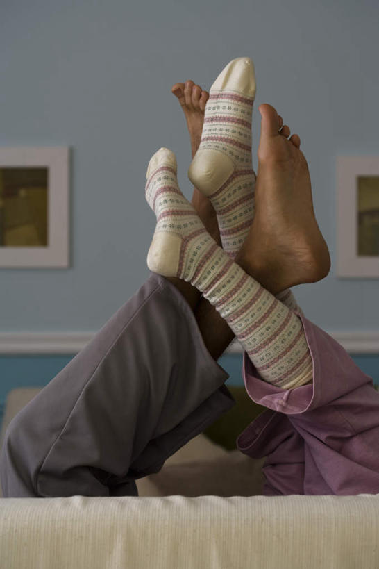 西方人,两个人,夫妻,躺,交叉,竖图,室内,白天,侧面,爱情,沙发,欧洲,欧洲人,服装,浪漫,抬腿,休闲装,衣服,休闲,休闲服,恩爱,恋人,服饰,布艺沙发,卧着,男人,男性,年轻男性,年轻女性,女人,女性,白种人,情侣,躺着,卧,半身,彩图,伴侣