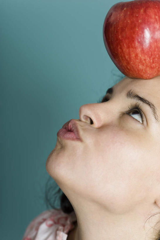 西方人,脸,头,脸颊,一个人,竖图,室内,特写,白天,正面,苹果,水果,欧洲,欧洲人,仅一个年轻女性,仅一个女性,仅一个人,蓝色背景,服装,新鲜,生食,食品,果实,顶,休闲装,食物,一个,衣服,红色,嘟嘴,休闲,休闲服,撅嘴,摄影,服饰,有机食品,绿色食品,影棚,单个,年轻女性,女人,女性,白种人,头部,脸部,脸蛋,面部,抬头,仰头,半身,彩图,影棚拍摄,拍摄