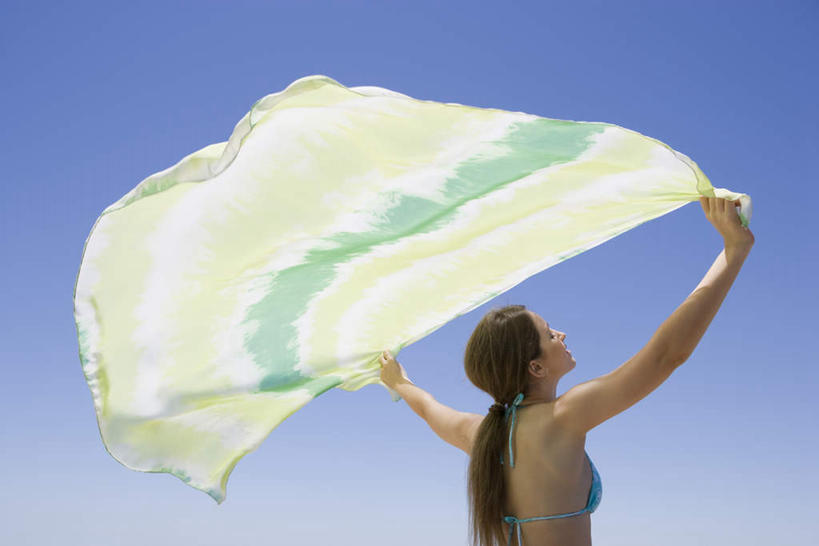 西方人,一个人,站,举,横图,室外,白天,风,欧洲,欧洲人,仅一个年轻女性,仅一个女性,仅一个人,一条,握,服装,朦胧,模糊,丝巾,拿,拿着,注视,休闲装,背面,衣服,蓝色,蓝天,天空,天,观察,看,托,站着,休闲,休闲服,握着,服饰,观看,察看,微风,关注,年轻女性,女人,女性,白种人,举起,举手,举着,向上举,向上伸,向上托,站立,半身,彩图