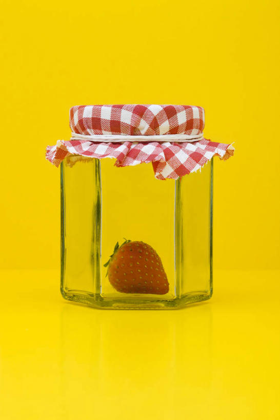 无人,竖图,室内,特写,白天,正面,草莓,水果,纺织品,黄色背景,新鲜,布,罐子,生食,食品,果实,玻璃制品,食物,一个,玻璃瓶,瓶子,绳子,摄影,有机食品,绿色食品,影棚,单个,绳索,皮筋,洋莓,水果皇后,红莓,地莓,彩图,影棚拍摄,拍摄