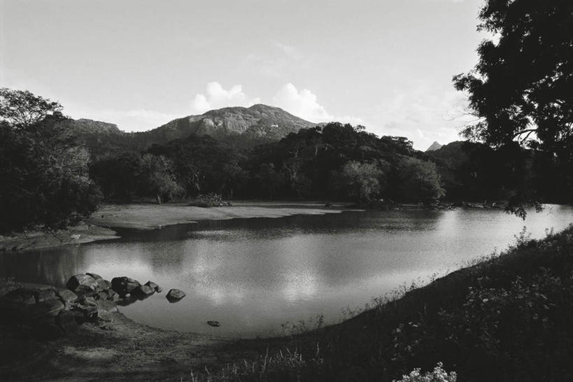 无人,横图,黑白,室外,白天,正面,旅游,度假,河流,美景,山,山脉,树林,水,植物,斯里兰卡,亚洲,阴影,反射,影子,河水,景观,山峰,水流,山峦,娱乐,树,树木,蓝色,绿色,蓝天,天空,自然,群山,天,享受,休闲,景色,放松,生长,成长,自然风光,南亚,斯里兰卡民主社会主义共和国