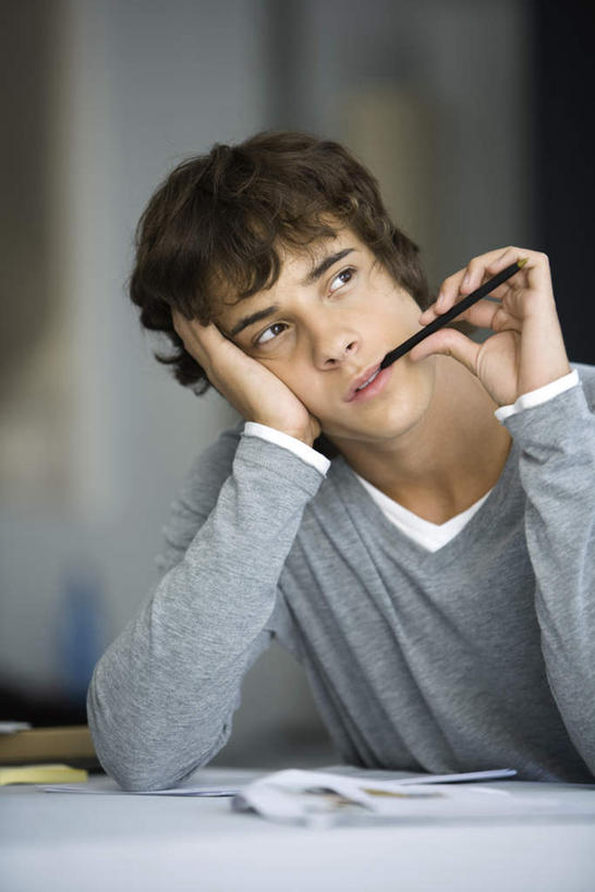 西方人,一个人,坐,竖图,室内,白天,正面,桌子,欧洲,欧洲人,仅一个男性,仅一个人,握,服装,朦胧,模糊,笔,注视,休闲装,书桌,仅一个年轻男性,衣服,课桌,看,休闲,思考,休闲服,考虑,握着,服饰,关注,男人,男性,年轻男性,白种人,抬头,仰头,坐着,半身,彩图