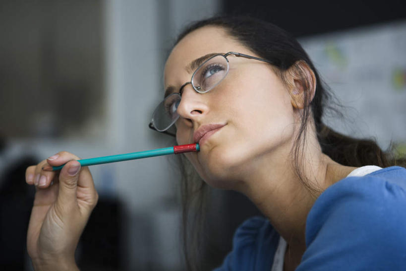 西方人,一个人,坐,横图,室内,白天,正面,欧洲,欧洲人,仅一个年轻女性,仅一个女性,仅一个人,握,服装,笔,眼镜,注视,休闲装,衣服,看,休闲,思考,休闲服,考虑,握着,服饰,关注,近视眼镜,年轻女性,女人,女性,白种人,抬头,仰头,坐着,半身,彩图