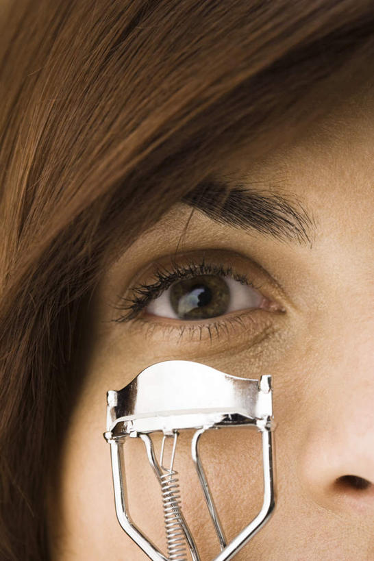 西方人,脸,头,眼睛,脸颊,眉毛,睫毛,一个人,站,竖图,室内,特写,白天,正面,化妆,美容,时尚,欧洲,欧洲人,瞳孔,仅一个年轻女性,仅一个女性,仅一个人,灰色背景,拿,拿着,站着,睫毛夹,眼部,摄影,影棚,美容工具,化妆工具,年轻女性,女人,女性,白种人,头部,睫,脸部,脸蛋,眉,面部,眼,眼睫毛,眼眉,站立,半身,彩图,影棚拍摄,拍摄,眼眉毛