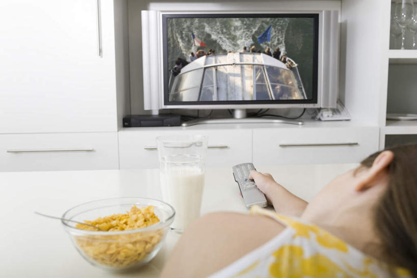 牛奶,西方人,儿童,一个人,客厅,坐,横图,室内,白天,纯洁,餐桌,桌子,杯子,电视,欧洲,欧洲人,仅一个女性,仅一个人,握,高脚杯,盆,勺子,玉米片,红酒杯,拿,拿着,玻璃制品,小孩,背面,黄色,白色,酒杯,水杯,调羹,汤匙,遥控器,液晶电视,仅一个小孩,可爱,童年,童趣,握着,餐台,起居室,童真,烂漫,无邪,天真,女孩,女人,女性,白种人,孩子,玻璃杯,电话机,电视机,坐着,半身,彩图,播放器,女生