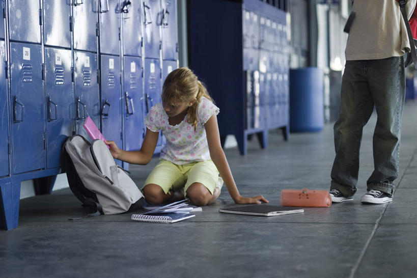 西方人,两个人,伙伴,朋友,站,坐,横图,室内,白天,正面,友谊,柜子,书籍,欧洲,欧洲人,服装,包,书包,走道,走廊,过道,记事本,地面,拿,拿着,休闲装,衣服,背包,本子,笔记本,橱柜,站着,休闲,教室,休闲服,服饰,友情,男人,男性,年轻男性,年轻女性,女人,女性,白种人,书,图书,站立,坐着,半身,彩图,双肩包