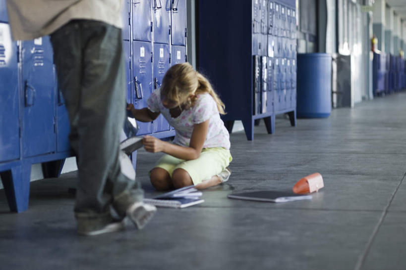 西方人,两个人,伙伴,朋友,站,坐,横图,室内,白天,正面,友谊,柜子,书籍,欧洲,欧洲人,服装,包,书包,走道,走廊,过道,地面,拿,拿着,注视,休闲装,衣服,背包,橱柜,观察,看,站着,休闲,教室,休闲服,服饰,观看,察看,关注,友情,男人,男性,年轻男性,年轻女性,女人,女性,白种人,书,图书,站立,坐着,半身,彩图,双肩包