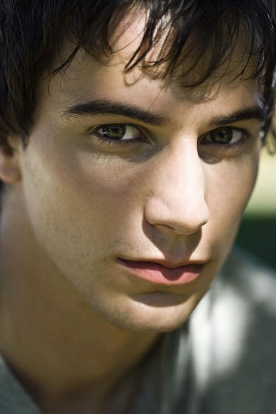 西方人,脸,头,脸颊,一个人,站,竖图,室内,特写,白天,正面,欧洲,欧洲人,仅一个男性,仅一个人,阴影,光线,影子,注视,仅一个年轻男性,阳光,看,站着,思考,考虑,关注,男人,男性,年轻男性,白种人,头部,脸部,脸蛋,面部,站立,半身,彩图