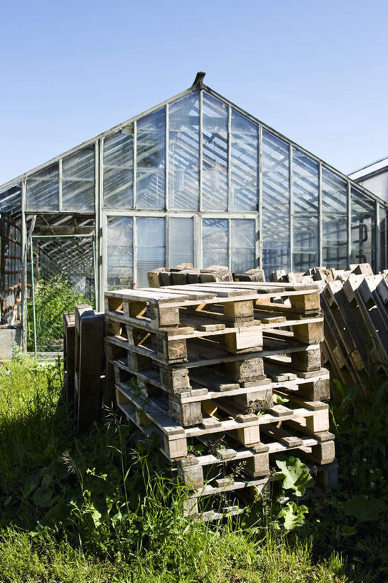 无人,菜园,竖图,室外,白天,正面,农作物,草地,草坪,田园,植物,一堆,许多,阴影,堆叠,堆积,光线,木制,暖棚,影子,草,蓝色,绿色,蓝天,天空,阳光,天,堆,菜棚,田庄,彩图