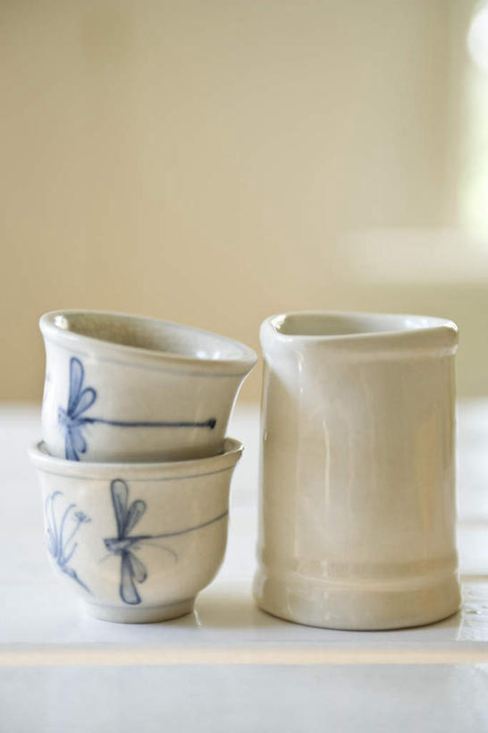 无人,竖图,室内,特写,白天,正面,桌面,桌子,静物,杯子,花纹,竹制,朦胧,模糊,装饰,木制,图案,陶瓷,陶瓷制品,三个,木制品,水杯,华丽,修饰,点缀,竹制品,衬托,美观,雅致,雅观,茶杯,彩图