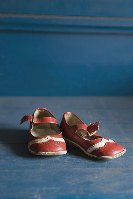 无人,竖图,室内,特写,白天,正面,地板,静物,鞋子,一双,阴影,光线,影子,墙,地面,木地板,墙壁,墙面,红色,蓝色,两只,可爱,童年,搭扣,彩图