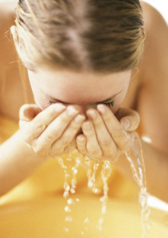 西方人,脸,头,脸颊,一个人,站,捧,竖图,室内,特写,白天,正面,欧洲,欧洲人,仅一个年轻女性,仅一个女性,仅一个人,弯腰,飞溅,溅,液体,水滴,水珠,脸盆,站着,喷洒,弯身,年轻女性,女人,女性,白种人,头部,脸部,脸蛋,面部,端,端着,清洗,站立,半身,彩图