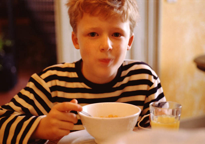 西方人,儿童,一个人,坐,横图,室内,白天,正面,纯洁,餐桌,桌子,餐具,欧洲,欧洲人,仅一个男性,仅一个人,朦胧,模糊,勺子,饭厅,拿,拿着,小孩,调羹,汤匙,碗,仅一个小孩,可爱,童年,童趣,餐台,童真,烂漫,无邪,天真,男孩,男人,男性,白种人,孩子,进餐用具,烹调用具,坐着,半身,彩图,男生