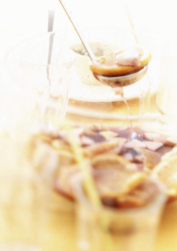 无人,竖图,俯视,室内,特写,白天,桌面,柠檬,杯子,水果,许多,阴影,朦胧,模糊,新鲜,光线,影子,勺子,生食,食品,果实,酒类,文化,玻璃制品,酒,食物,饮料,红色,阳光,水杯,调羹,汤匙,鸡尾酒,调酒,有机食品,绿色食品,创造,想象,桑格利亚鸡尾酒,玻璃杯,益母果,柠果,彩图,高角度拍摄