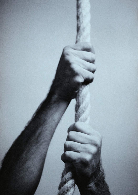 西方人,手,一个人,竖图,室内,特写,白天,正面,欧洲,欧洲人,双手,仅一个男性,仅一个人,握,灰色背景,仅一个年轻男性,绳子,手部,抓,握着,摄影,影棚,绳索,男人,男性,年轻男性,白种人,攀爬,半身,彩图,影棚拍摄,拍摄