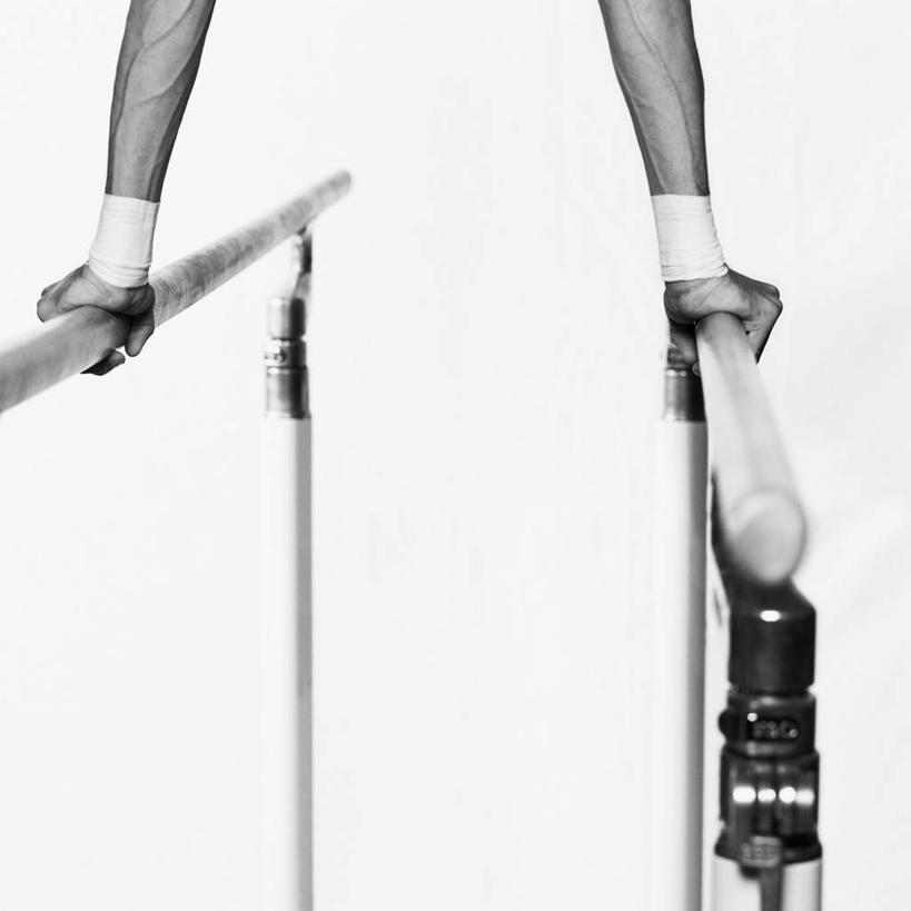 西方人,一个人,运动员,方图,黑白,室内,白天,白色背景,正面,锻炼,运动,高低杠,欧洲,欧洲人,仅一个年轻女性,仅一个女性,仅一个人,握,体操,护腕,半空,运动器械,健身器械,握着,摄影,影棚,支撑,形体,悬空,健美,健身器材,塑形,体操运动员,体操服,体操运动,柔韧,横杆,体育,年轻女性,女人,女性,白种人,体育运动员,运动选手,半身,影棚拍摄,健身,拍摄,运动器材